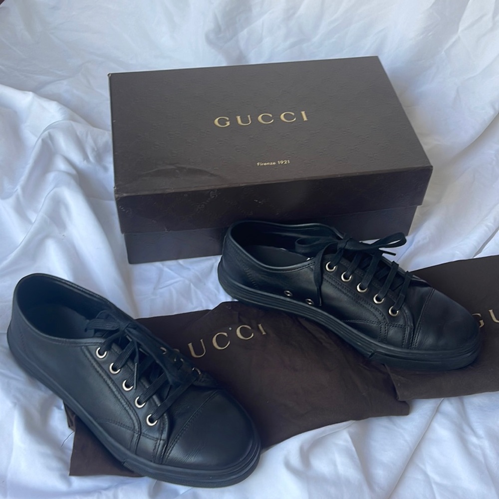 Practically new black leather Gucci sneakers with box and two dust bags size 38